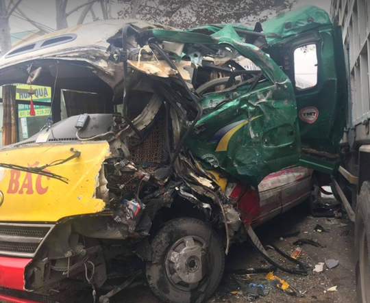 Đấu đầu xe tải, nhiều hành khách bị thương trong xe buýt biến dạng - Ảnh 1.