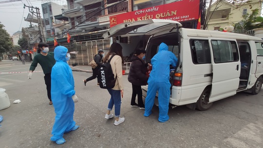 Xe chuyên dụng đưa các trường hợp F1 của bệnh nhân 1553 ở Quảng Ninh đi cách ly - Ảnh 1.