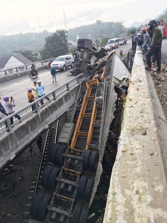 Khánh Hòa: Container rơi xuống cầu vượt gây ách tắc đường sắt Bắc- Nam - Ảnh 2.