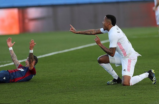 Thẻ đỏ nghiệt ngã, Real Madrid bị Levante quật ngã trên sân nhà - Ảnh 2.