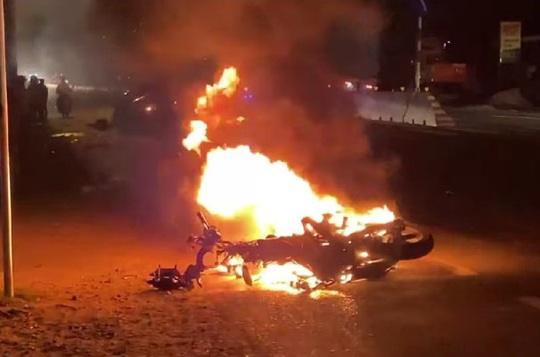 Xe máy bốc cháy, nạn nhân lìa chân sau tai nạn với ôtô - Ảnh 2.
