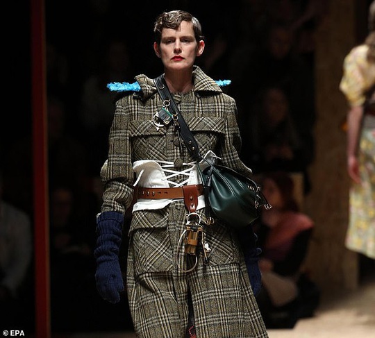 Tiết lộ về cái chết đột ngột của siêu mẫu Stella Tennant - Ảnh 1.