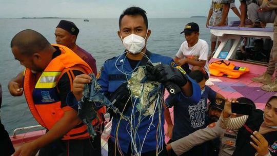 NÓNG: Máy bay Boeing 737-500 của hãng hàng không Indonesia rơi xuống biển? - Ảnh 3.