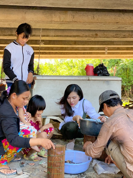 Clip: Vân Trang lang thang bán cá bóng hàng rong giúp đỡ gia đình chài lưới vô gia cư - Ảnh 1.