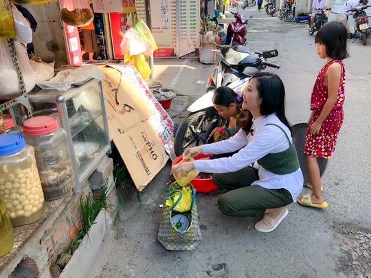 Clip: Vân Trang lang thang bán cá bóng hàng rong giúp đỡ gia đình chài lưới vô gia cư - Ảnh 6.
