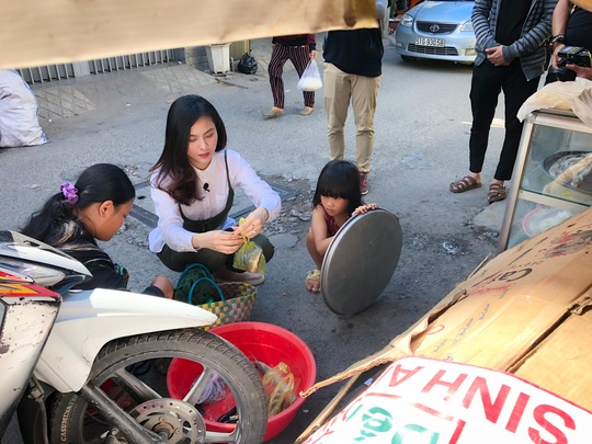 Clip: Vân Trang lang thang bán cá bóng hàng rong giúp đỡ gia đình chài lưới vô gia cư - Ảnh 5.