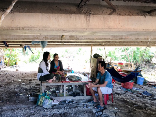 Clip: Vân Trang lang thang bán cá bóng hàng rong giúp đỡ gia đình chài lưới vô gia cư - Ảnh 2.