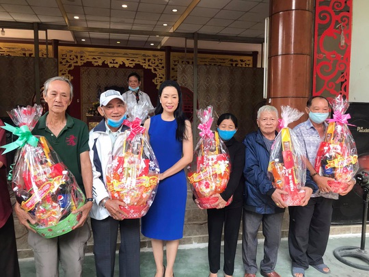 NSƯT Trịnh Kim Chi xúc động trao quà tết cho nghệ sĩ nghèo - Ảnh 3.