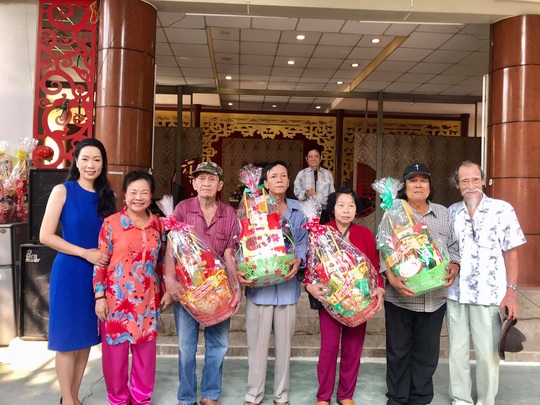 NSƯT Trịnh Kim Chi xúc động trao quà tết cho nghệ sĩ nghèo - Ảnh 1.
