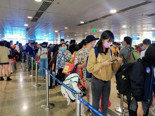 Cận cảnh sân bay Tân Sơn Nhất ngày 20 tháng Chạp - Ảnh 10.