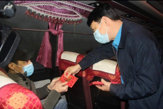 Công đoàn nhiều địa phương lo Tết cho công nhân xa quê - Ảnh 2.