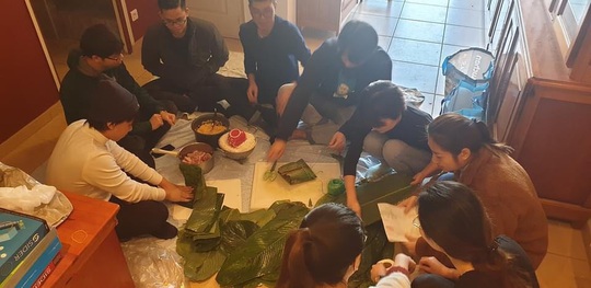 Du học sinh Việt tự gói bánh chưng cho bớt nhớ vị tết quê hương - Ảnh 3.