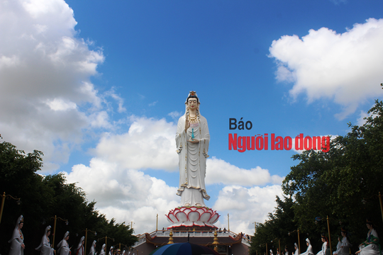 CLIP: Ngày Tết ở ngôi chùa có tượng Phật Bà cao nhất miền Tây - Ảnh 3.
