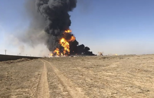 Hàng trăm xe chở nhiên liệu phát nổ ở biên giới Iran - Afghanistan - Ảnh 3.