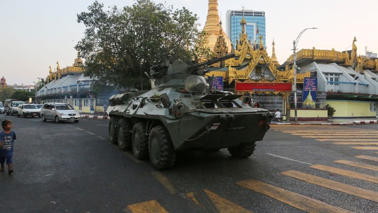 Myanmar triển khai xe tăng, nổ súng giải tán người biểu tình - Ảnh 1.