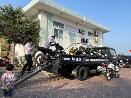 Lượng khách giảm 80%, biển Vũng Tàu vẫn đông người tắm - Ảnh 2.