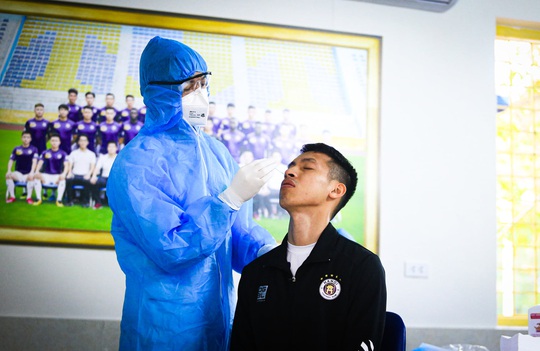 CLIP: Quang Hải, Hùng Dũng, Văn Quyết nhăn mặt lấy mẫu xét nghiệm Covid-19 - Ảnh 4.