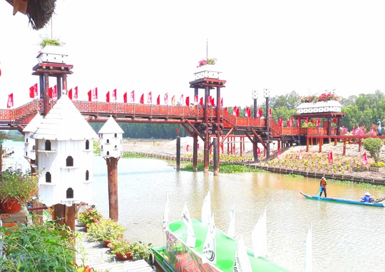 Thỏa sức check in chiếc cầu tre dài nhất Việt Nam giữa rừng tràm - Ảnh 1.