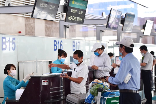 Chọn ngẫu nhiên hành khách bay từ Hà Nội, Quảng Ninh, Hải Dương vào TP HCM lấy mẫu dịch họng - Ảnh 1.