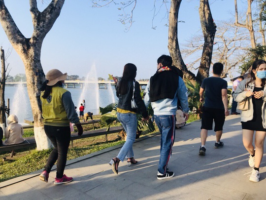 CLIP: Thuyền rồng chui bát nháo trên sông Hương - Ảnh 2.