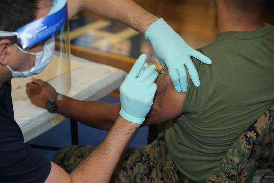Lầu Năm Góc: 1/3 quân đội Mỹ từ chối tiêm vắc-xin Covid-19 - Ảnh 1.