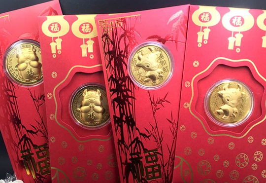 Trâu vàng, Thần tài Trung Quốc tràn sang chợ Việt giá 10.000 đồng - Ảnh 3.