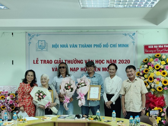 Hội Nhà văn TP HCM trao giải thưởng văn học 2020 - Ảnh 1.