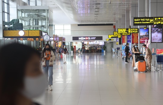Cao điểm Tết Tân Sửu 2021, sân bay Nội Bài vẫn vắng hoe - Ảnh 5.