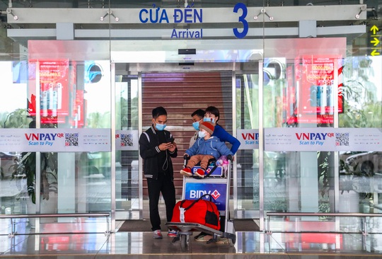Cao điểm Tết Tân Sửu 2021, sân bay Nội Bài vẫn vắng hoe - Ảnh 14.