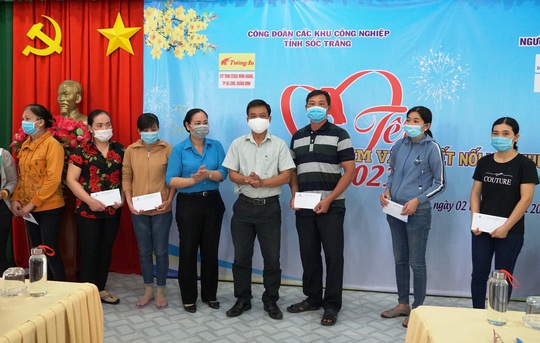 Trao 400 phần quà Tết cho công nhân nghèo ở Sóc Trăng - Ảnh 7.