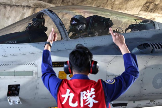 Trung Quốc tập trận, Đài Loan huy động cả máy bay và tên lửa - Ảnh 1.