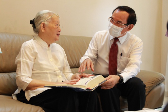 Bí thư Nguyễn Văn Nên thăm nguyên Thứ trưởng Bộ Y tế - Ảnh 1.