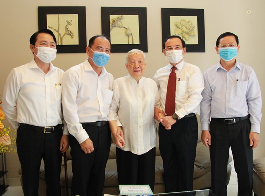 Bí thư Nguyễn Văn Nên thăm nguyên Thứ trưởng Bộ Y tế - Ảnh 2.