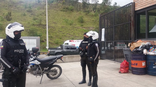 Hỗn chiến đồng loạt ở nhiều nhà tù Ecuador, hơn 60 người chết - Ảnh 1.