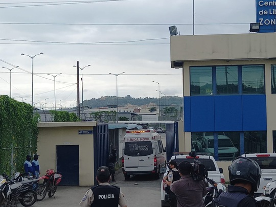 Hỗn chiến đồng loạt ở nhiều nhà tù Ecuador, hơn 60 người chết - Ảnh 3.