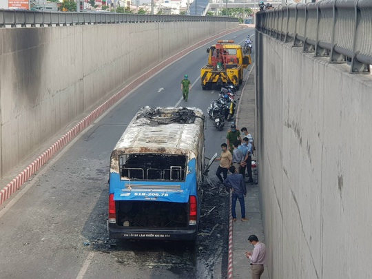 Cận cảnh hiện trường vụ cháy xe buýt ở hầm chui An Sương - Ảnh 6.
