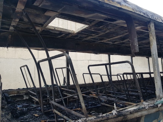 Cận cảnh hiện trường vụ cháy xe buýt ở hầm chui An Sương - Ảnh 4.