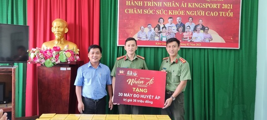 Đoàn Thanh niên Công an tỉnh Kiên Giang tiếp nhận 30 máy đo huyết áp - Ảnh 1.