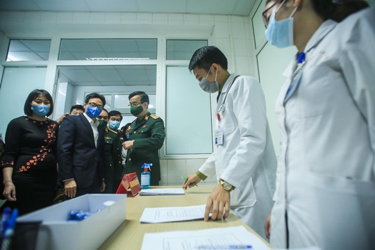 CLIP: Nhiều người tình nguyện đăng ký tiêm thử nghiệm vắc-xin Covid-19 ở độ tuổi 60 - 70 - Ảnh 23.