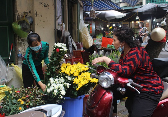 Gà ngậm hoa hồng đắt khách tại chợ nhà giàu Hà Nội ngày Rằm tháng Giêng - Ảnh 1.