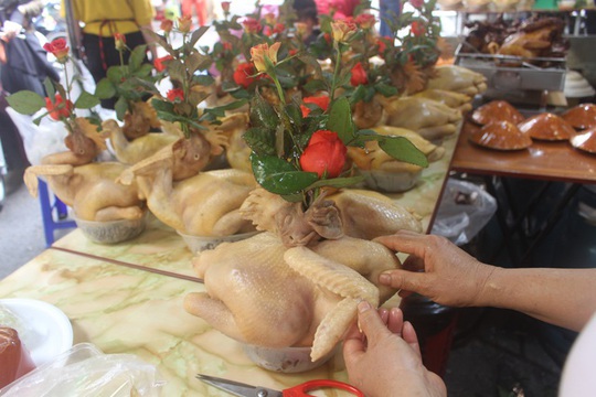 Gà ngậm hoa hồng đắt khách tại chợ nhà giàu Hà Nội ngày Rằm tháng Giêng - Ảnh 5.