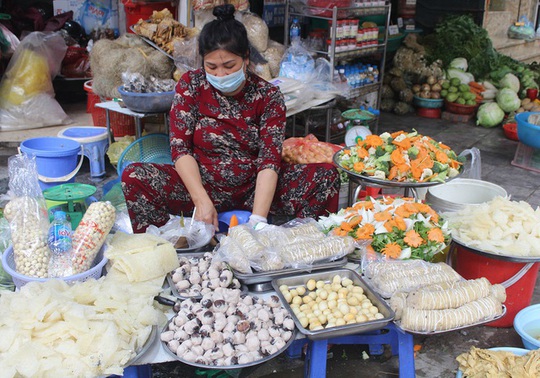 Gà ngậm hoa hồng đắt khách tại chợ nhà giàu Hà Nội ngày Rằm tháng Giêng - Ảnh 6.