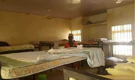 Đang ngủ trong đêm, hơn 300 nữ sinh bị bắt cóc ở Nigeria - Ảnh 1.