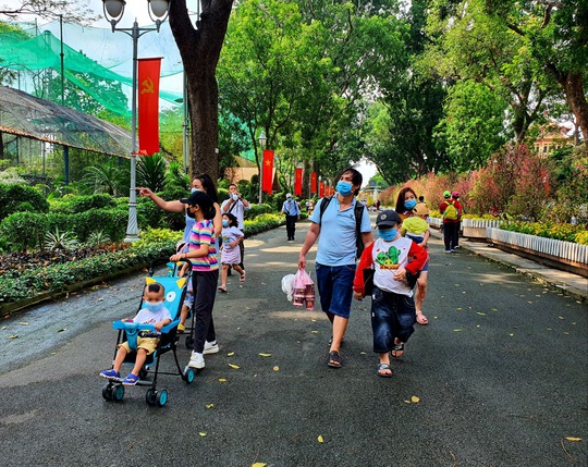 Doanh thu dịch vụ ăn uống, du lịch dịp Tết giảm mạnh - Ảnh 1.