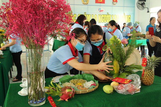 Giám đốc gói bánh chưng cùng công nhân - Ảnh 6.