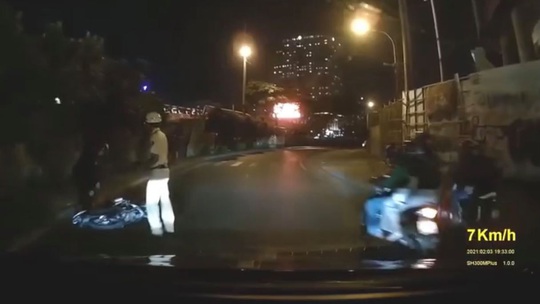 CSGT Bến Thành đạp ngã xe người đi đường: Do nghi vấn nam thanh niên là cướp - Ảnh 1.