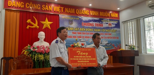 Báo Người Lao Động cùng Cảnh sát biển Việt Nam trao cờ Tổ quốc và quà Tết cho ngư dân Kiên Giang - Ảnh 3.