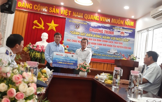 Báo Người Lao Động cùng Cảnh sát biển Việt Nam trao cờ Tổ quốc và quà Tết cho ngư dân Kiên Giang - Ảnh 1.