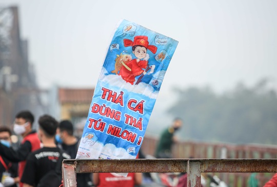 CLIP: Hàng trăm tình nguyện viên túc trực cầu Long Biên giúp người dân thả cá, gom túi nilon - Ảnh 12.