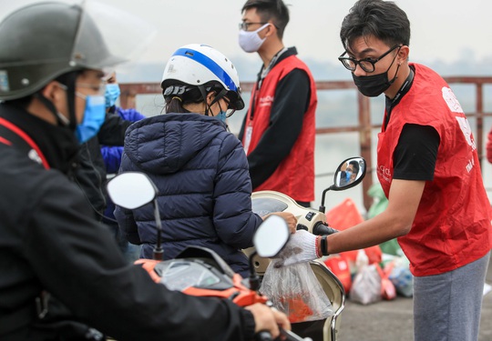 CLIP: Hàng trăm tình nguyện viên túc trực cầu Long Biên giúp người dân thả cá, gom túi nilon - Ảnh 9.